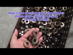 Como é que a abertura no famoso nano-cristal do drone é obtida através do corte?