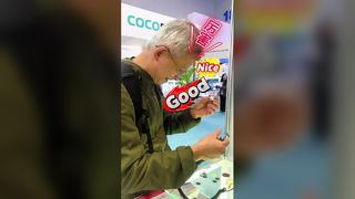 O técnico veterano sobe ao palco e tira os óculos de leitura para fazer uma avaliação.